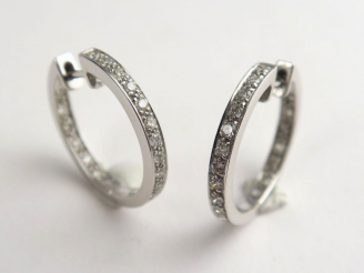 Vente aux enchères Créoles en or blanc, deux lignes de diamants taillés en rose. Poids te