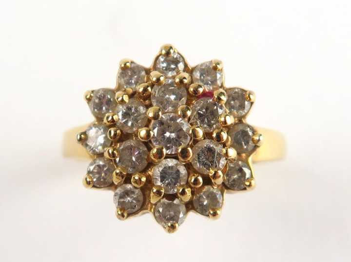 Bague en or, sertie de diamants sur différents niveaux. Poids tel : 4,