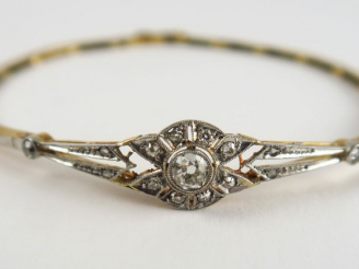 Vente aux enchères Bijou ancien en or, orné d'un diamant et de petites roses, remonté en 