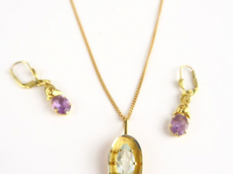 Vente aux enchères Pendentif en or, ornée d'une aigue marine, avec sa chaine (nouée). Bou