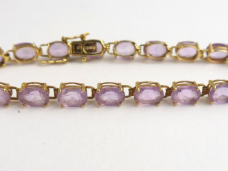 Vente aux enchères Bracelet en or et pierres violettes. Poids tel : 8,8 g