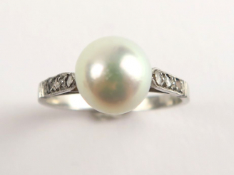 Vente aux enchères Bague en or blanc, ornée d'une perle de culture et de roses. Poids tel