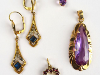 Vente aux enchères 1/Pendentif en or orné d'une améthyste facettée en forme de goutte. On