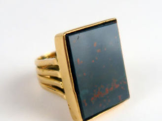 Vente aux enchères Importante bague en or et jaspe sanguin. Poids tel : 19,6 g