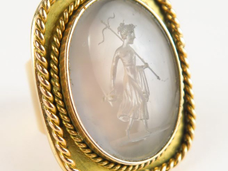 Vente aux enchères Importante bague en or, ornée d'une pierre dure taillée en intaille. P