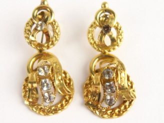 Vente aux enchères Paire de dormeuses en or et verroteries. Poids tel : 5,7 g