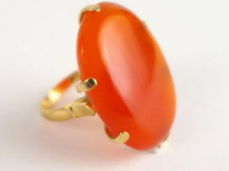 Vente aux enchères Bague monture en or, ornée d'une pierre orange en cabochon. Poids tel 