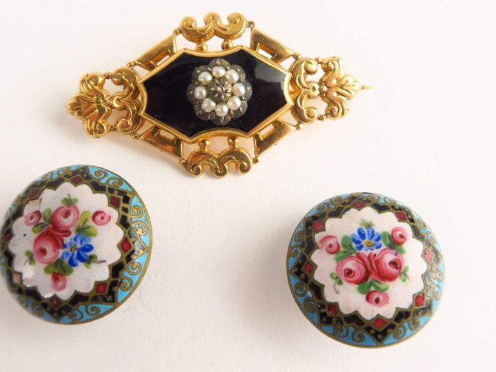 Broche Napoléon III en or émaillé, perles et rose. Poids tel : 4,2 g. 