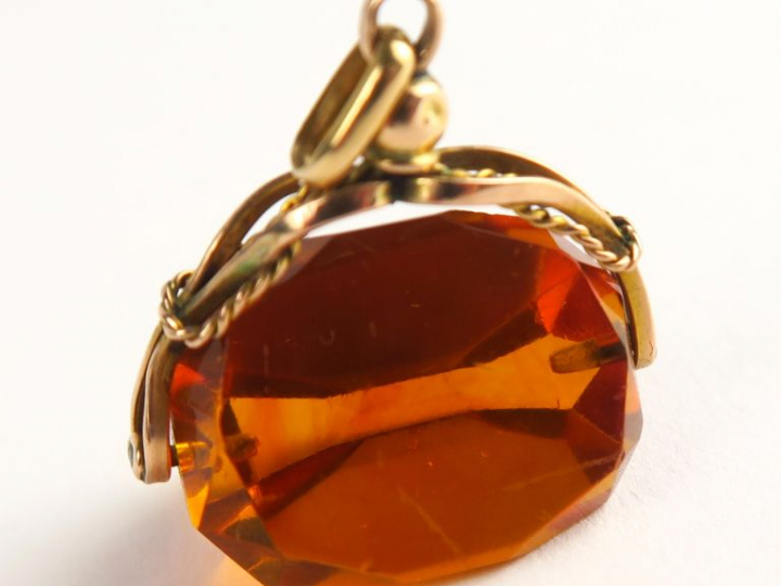 Pendentif en or et pierre, Poids tel : 8,2 g
