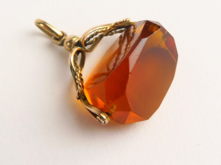 Pendentif en or et pierre, Poids tel : 8,2 g