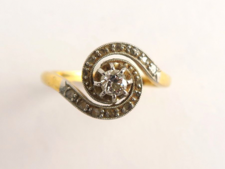 Bague tourbillon, diamant central, entourage de roses. Poids tel : 2,6