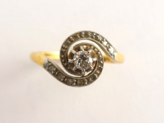 Vente aux enchères Bague tourbillon, diamant central, entourage de roses. Poids tel : 2,6