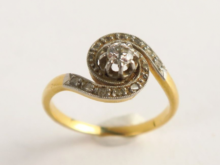 Bague tourbillon, diamant central, entourage de roses. Poids tel : 2,6