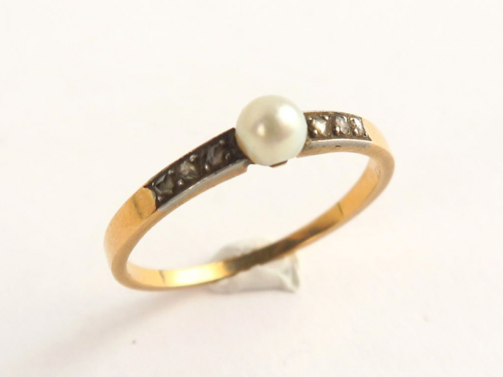 Bague en or jaune, ornée d'une perle et de roses. Poids tel : 2,54 g