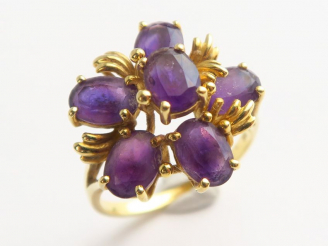 Vente aux enchères Bague en or, ornée de six améthystes.  Poids tel. 5,5 g
