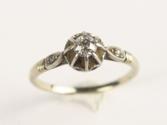 Vente aux enchères Bague en or blanc, ornée d'un diamant taille ancienne et de petites ro