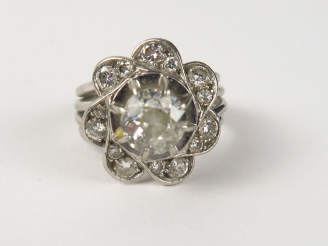 Vente aux enchères Bague marguerite en or blanc, ornée d'un diamant central de 1 carat en