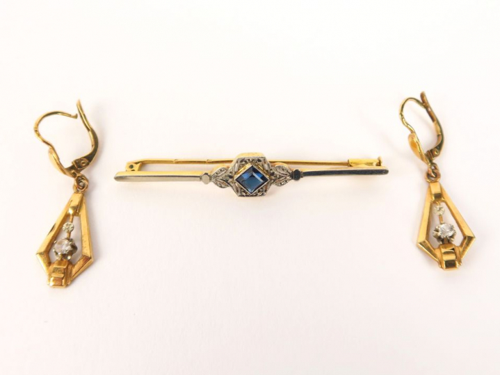 Broche barrette en or et imitation de saphir, on y joint une paire de 