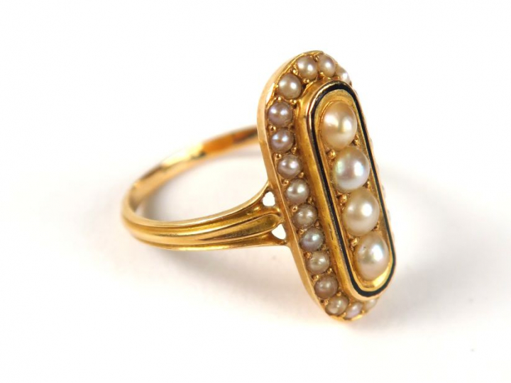 Bague ornée de perles, monture en or. Poids tel : 3,47 g