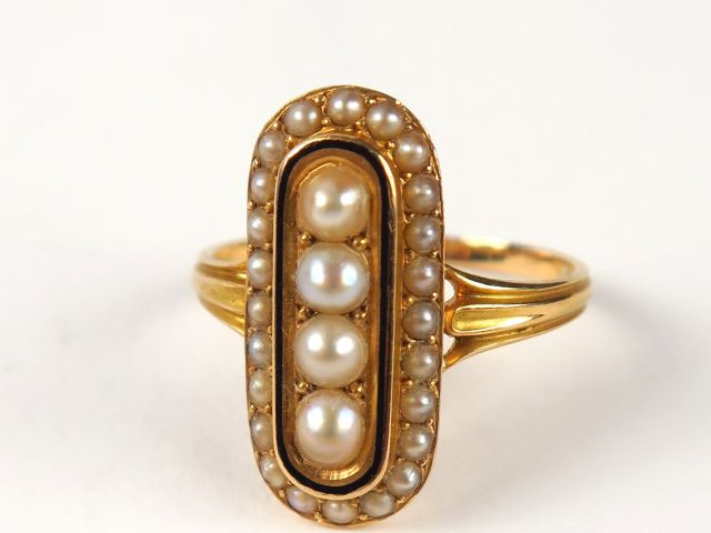 Bague ornée de perles, monture en or. Poids tel : 3,47 g
