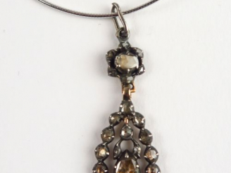 Vente aux enchères Ras de cou or blanc, et un pendentif en argent et vermeil orné d'éclat