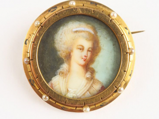 Vente aux enchères Broche ornée d'une miniature sur ivoire 'Jeune femme', monture en or r