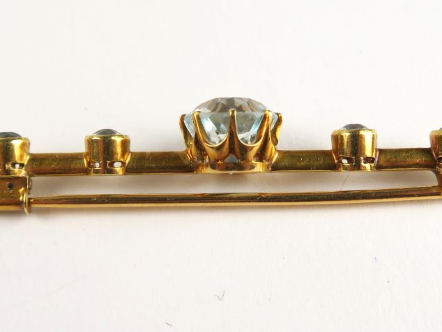 Broche en or, ornée d'une topaze et de quatre pierres vertes. Poids te