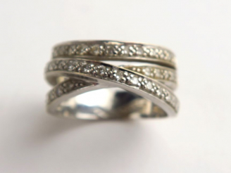 Vente aux enchères Bague en or blanc et diamants taillés en roses. Poids tel : 9,6 g