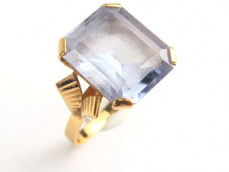 Vente aux enchères Bague en or ornée d'une topaze bleue.  Poids tel. 5 g