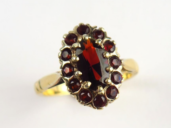 Bague en or, ornée de grenats. Poids tel : 4,6 g