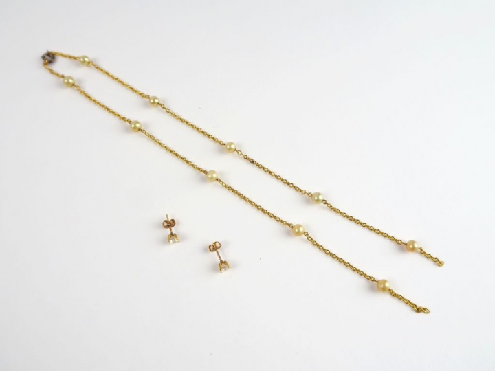 Puces d'oreilles en or, imitation de diamants. Poids tel : 1,13 g. On 