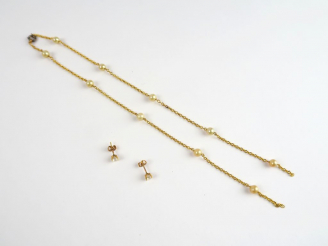 Vente aux enchères Puces d'oreilles en or, imitation de diamants. Poids tel : 1,13 g. On 