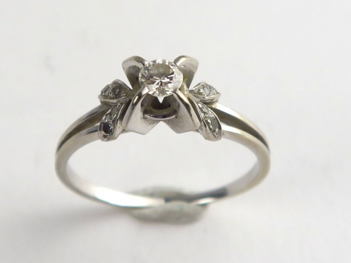 Bague en or blanc ornée d'un diamant de 0,15 carat environ, et de diam