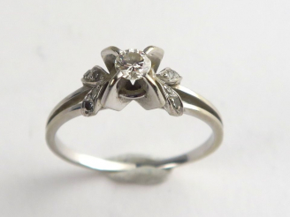 Vente aux enchères Bague en or blanc ornée d'un diamant de 0,15 carat environ, et de diam