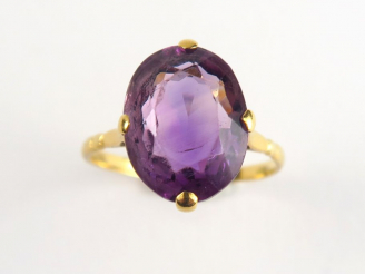 Vente aux enchères Bague en or, ornée d'une améthyste. Poids tel : 2,9 g