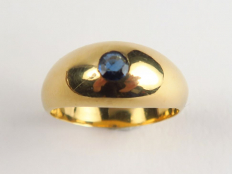 Vente aux enchères Bague jonc en or sertie d'un saphir. Poids tel : 11,35 g