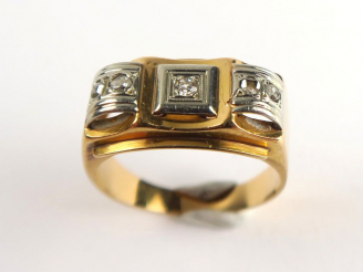 Vente aux enchères Bague chevalière en or, ornée d'un petit diamant central et de diamant