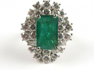 Vente aux enchères Bague ornée d'une émeraude dans un entourage de 32 diamants. Monture e