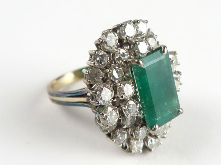 Bague ornée d'une émeraude dans un entourage de 32 diamants. Monture e