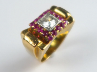 Vente aux enchères Bague chevalière en or jaune, ornée d'un diamant serti clos, dans un e