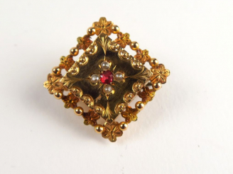 Vente aux enchères Broche XIXe en or ajouré , demi perles et pierre rouge. Poids tel : 2 