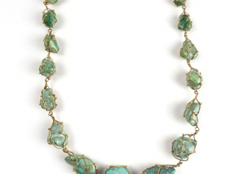 Vente aux enchères Collier en or, soutenant 19 turquoises brutes. Poids tel : 91 g