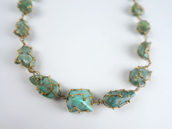 Collier en or, soutenant 19 turquoises brutes. Poids tel : 91 g