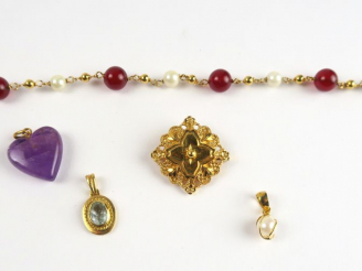 Vente aux enchères Bracelet en or, alternance de perles et de pierres rouges, Broche en o