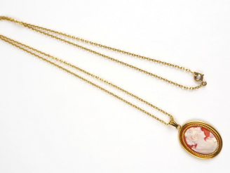 Vente aux enchères Chaine en or retenant un camée en pendentif, monture en or. Poids tel 