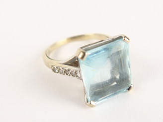 Vente aux enchères Bague en or blanc ornée d'un quartz bleu. TDD. 51 Poids tel. 5,25 g
