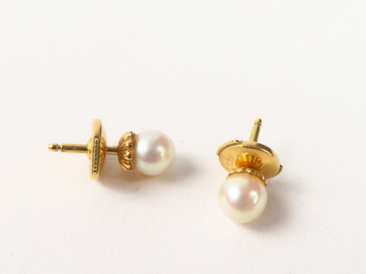 Puces d'oreilles ornées de perles. Monture en or. Poids tel : 1,9 g