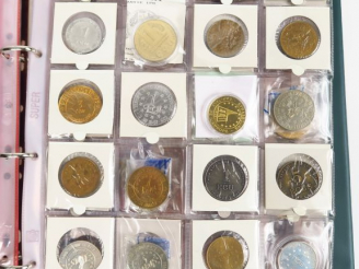 Vente aux enchères Collection de billets, pièces d'argent et métal dans 4 albums.