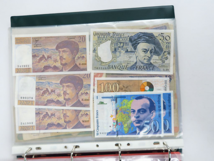 Collection de billets, pièces d'argent et métal dans 4 albums.