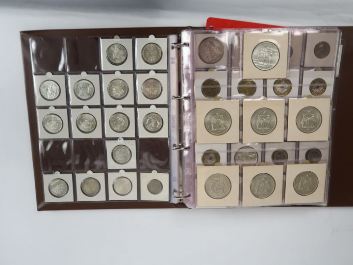 Collection de billets, pièces d'argent et métal dans 4 albums.